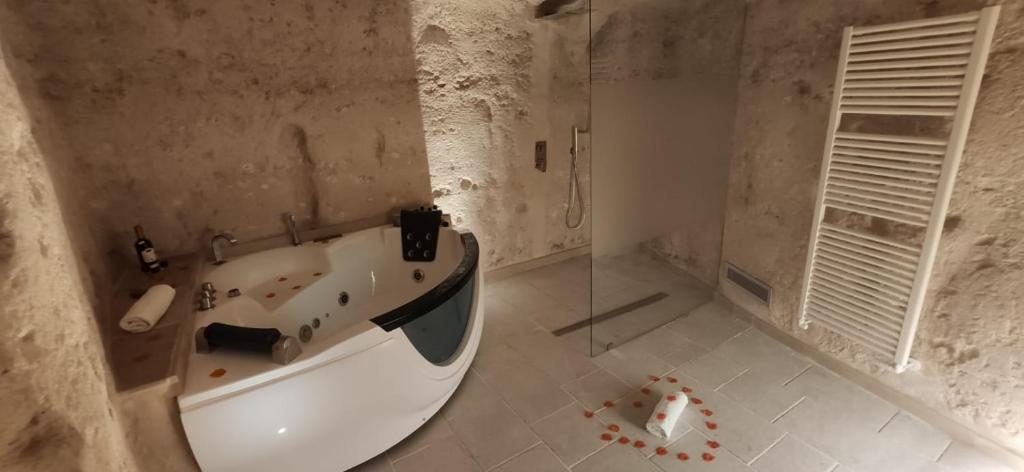 Cinque Elementi Sassi Matera - Deluxe con Vasca Idromassaggio Rubino - Photo 4