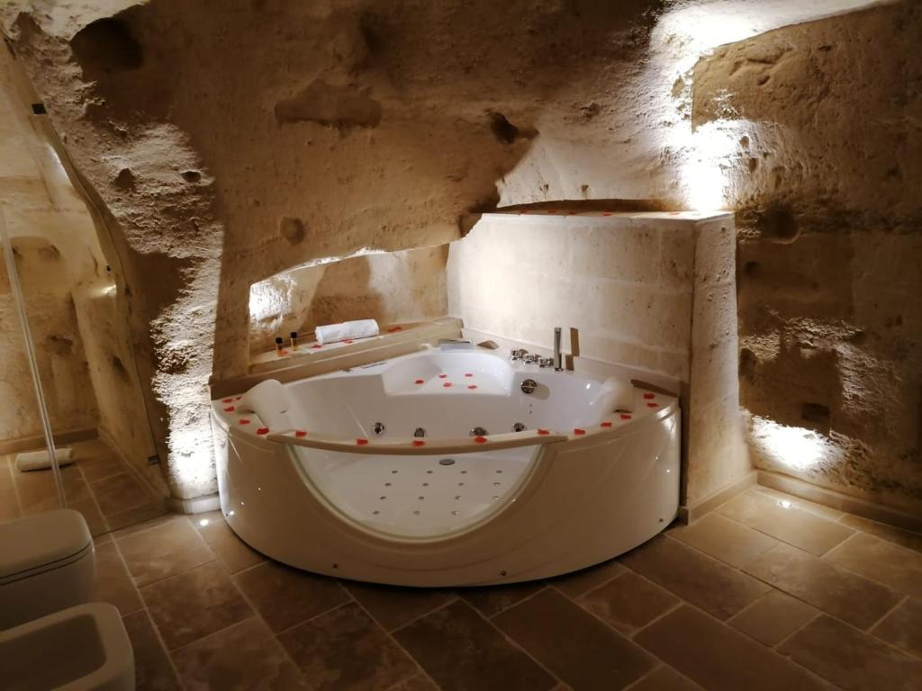 Cinque Elementi Sassi Matera - Deluxe con Vasca Idromassaggio Smeraldo - Fotografia 3