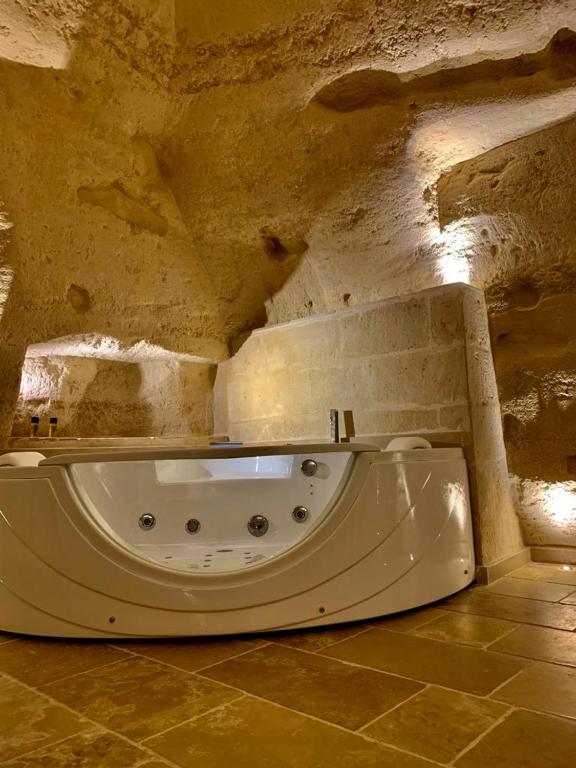 Cinque Elementi Sassi Matera - Deluxe con Vasca Idromassaggio Smeraldo - Fotografia 5